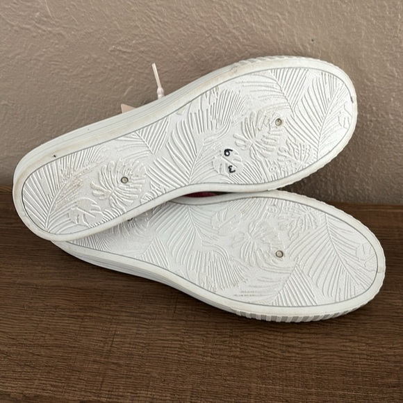 NWT Women’s Tommy Bahama Casual Slip on Scrunch back Memory Foam Sneakers Red 8 - Picture 6 of 8